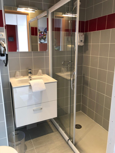 Bathroom 4, Aragon, Pyrénées-Orientales