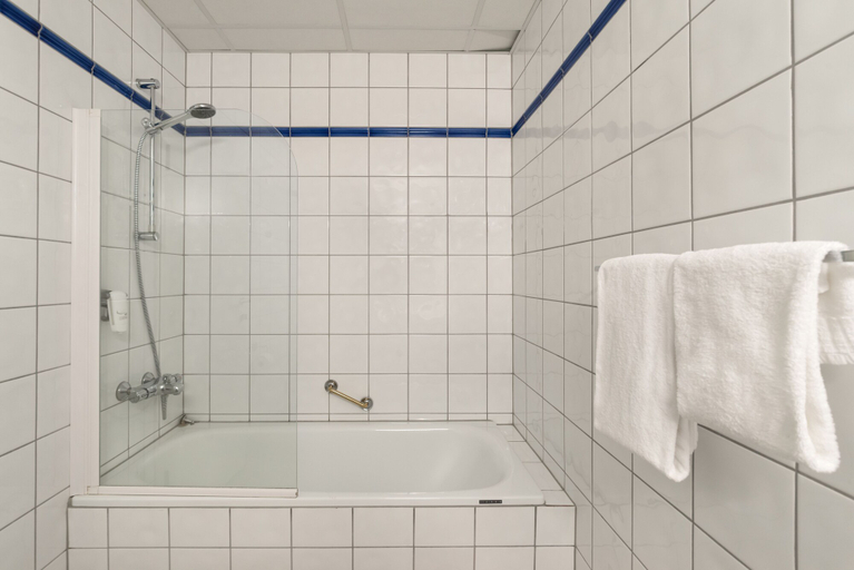 Bathroom 4, Quality Hotel Floro, Flora