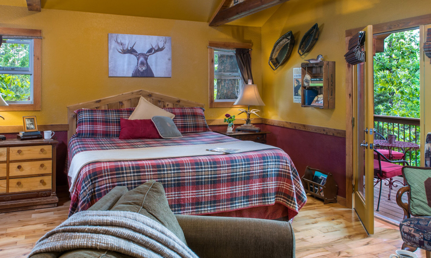 Bedroom 2, Eureka Sunset Cabins, Carroll
