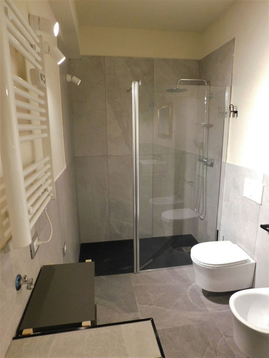 Bathroom 5, Piumaviola, Parma
