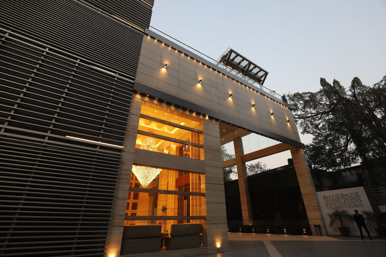 Exterior & Views