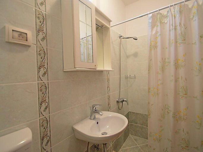 Bathroom 3, Apartment 1770, Kanfanar