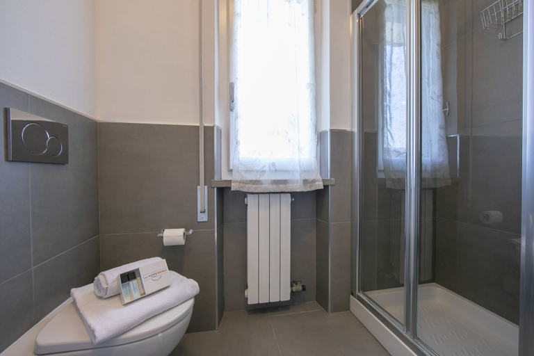 Bathroom 5, Lilla, Massa Carrara