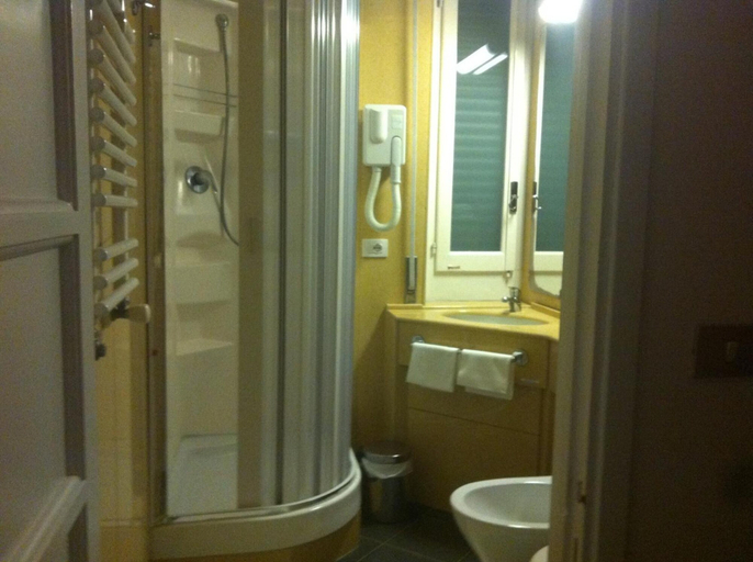 Bathroom 4, Hotel Pensione Moderna, La Spezia