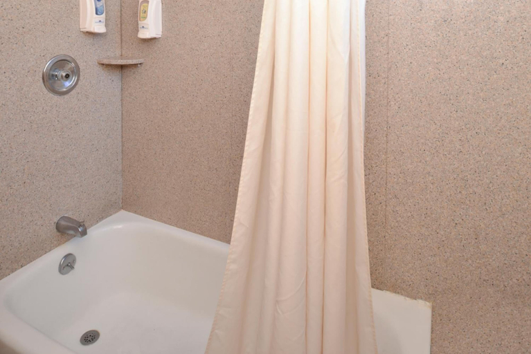 Bathroom 4, Bishop Inn, Inyo