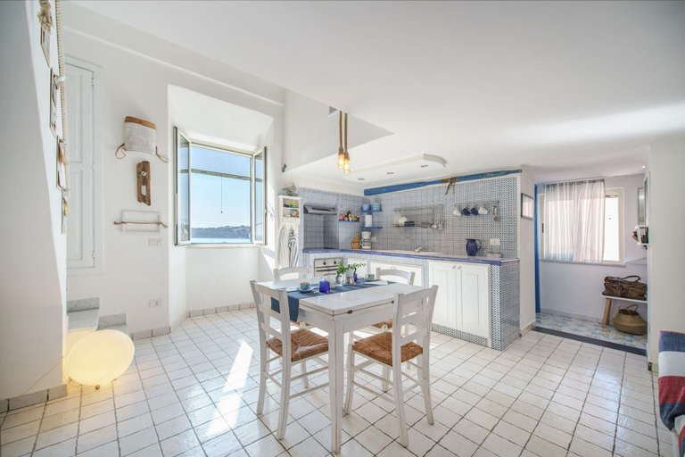 In-room dining 4, Corricella Sea Window, Napoli
