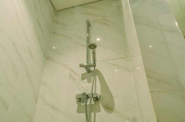 Bathroom 5, Elegant 1BR at Branz BSD City Apartment By Travelio, Tangerang Selatan