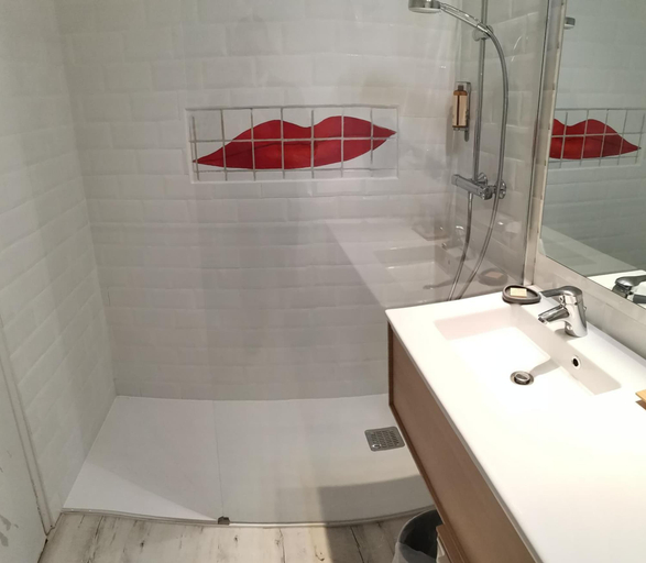 Bathroom 5, Le Relais des trois Mas, Pyrénées-Orientales