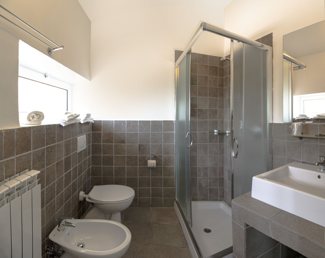 Bathroom 4, Albergo Serena, La Spezia