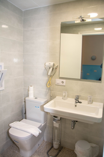 Bathroom 4, Hostal Emporda, Girona