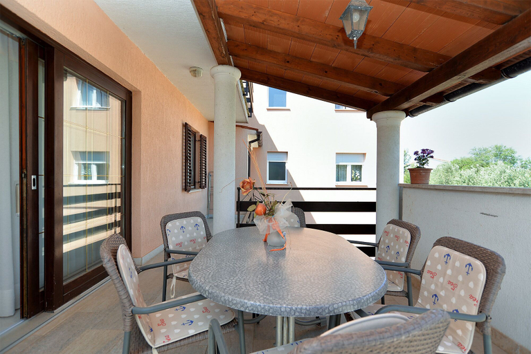 Others 5, Apartment 827, Medulin