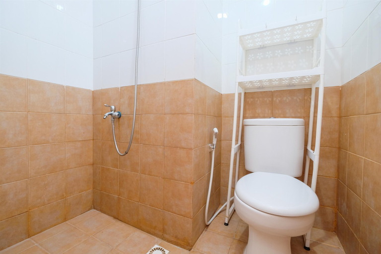 Bathroom 2, Nice and Comfy Studio at Green Pramuka City Apartment By Travelio, Jakarta Pusat