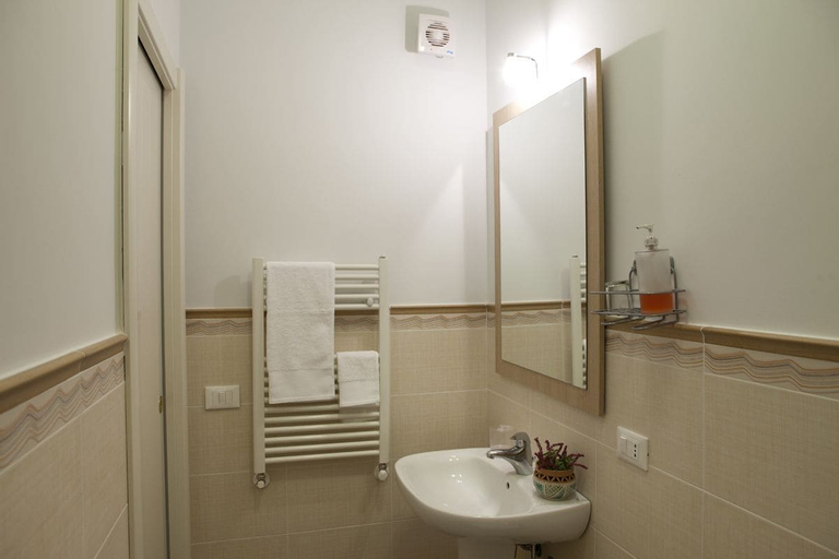 Bathroom 4, Vado al Massimo, Palermo