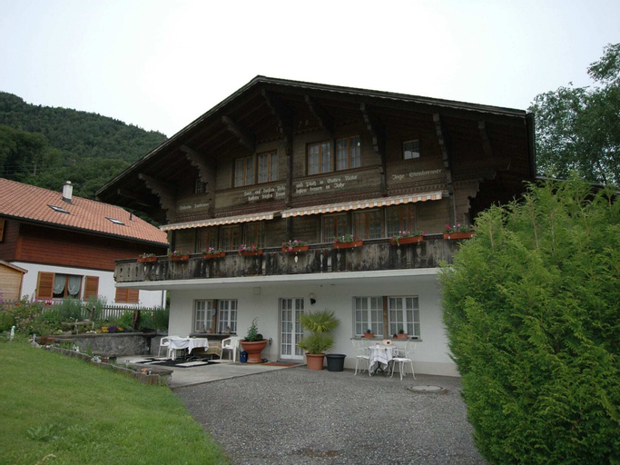 Pristine home in a charming village, large grassy sunbathing area, view of the Mönch and Jungfrau!, Interlaken