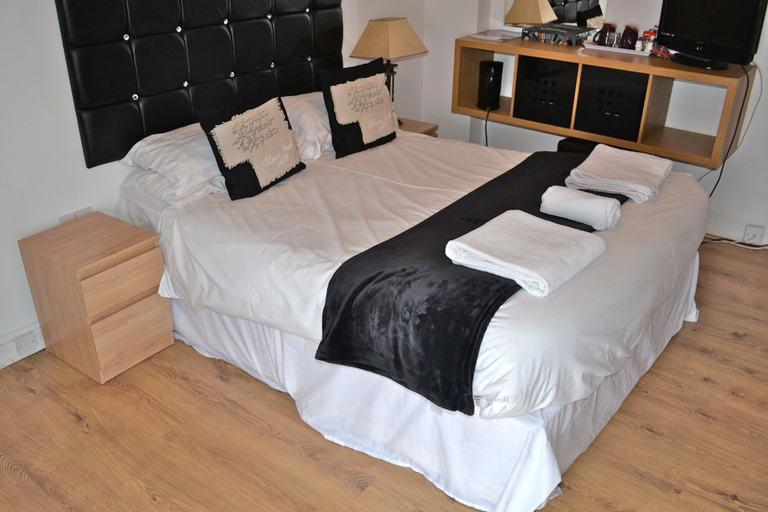 Bedroom 4, The Wrens, Leeds