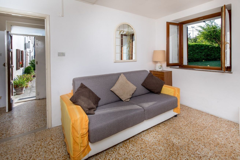 Interior entrance, Borgo Santa Lucia Apartment with Private Parking & Garden, Perugia