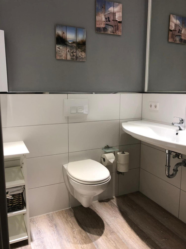 Bathroom 5, Hotel Casalino, Kleve