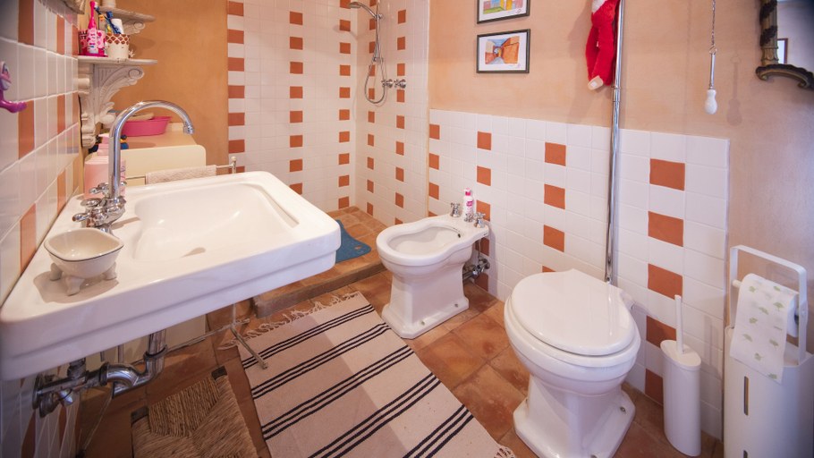 Bathroom 3, Villa Bacco, Pisa