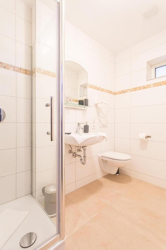 Bathroom 5, Schäfer Boardinghouse, Fürstenfeldbruck