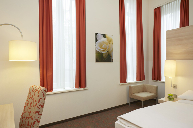 Bedroom 4, H+ Hotel München, München