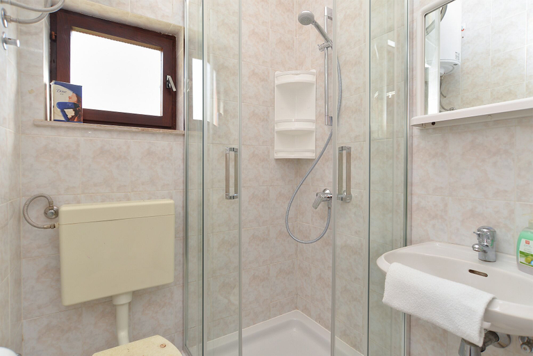 Bathroom 3, Apartment 535, Pula