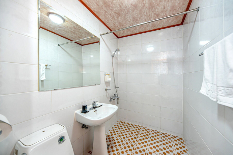 Bathroom 5, Charlie Hotel, Jeju