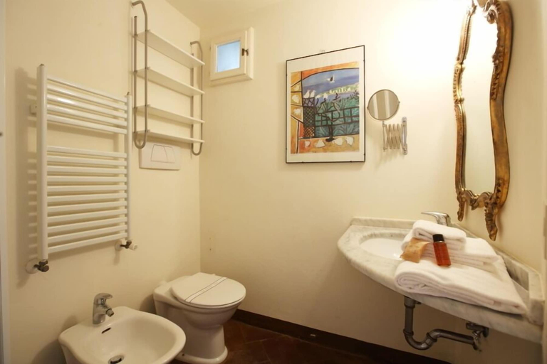 Bathroom 5, Torre della Signoria, Siena