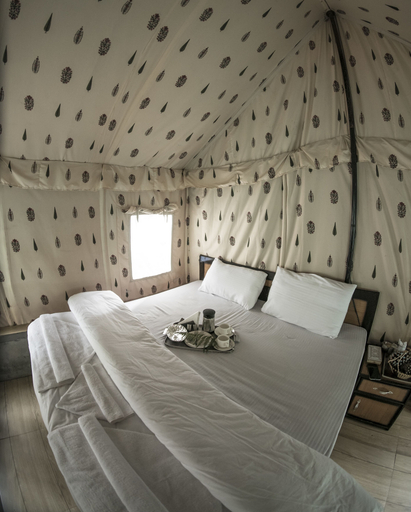 Bedroom, Parvati Kuteer, Kullu