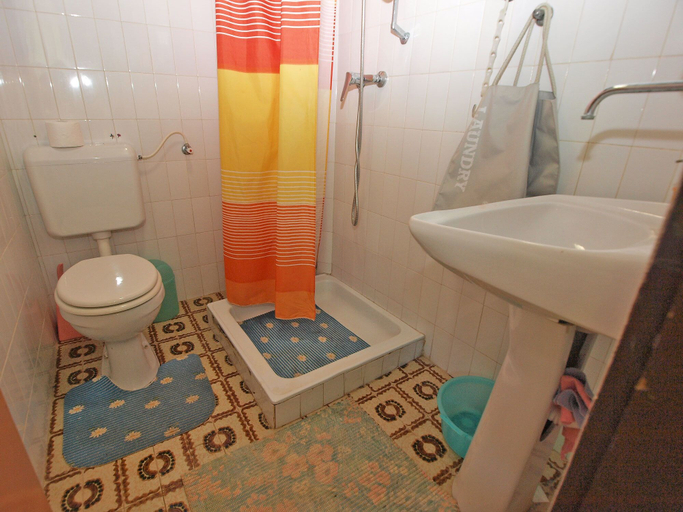 Bathroom 3, Apartment 461, Pula