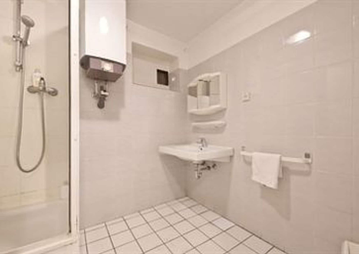 Bathroom 5, Hotel Wikinger Hof Hamburg, Hamburg