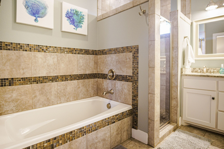 Bathroom 3, Bella Vida, Nueces