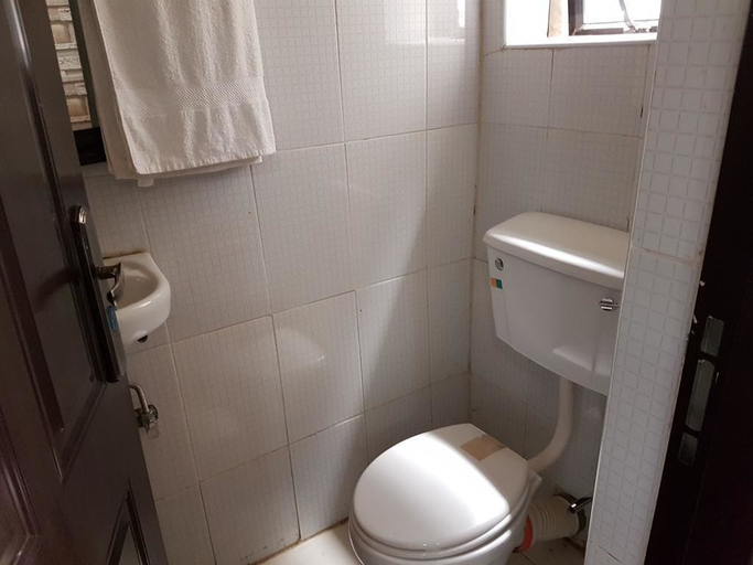 Bathroom 3, Eddy Vic Hotel, AbujaMun