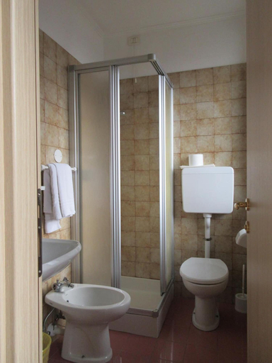 Bathroom 3, Albergo Lucia, Trento