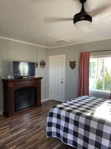 Bedroom 2, Millz Manor at Fall River Millz, Shasta