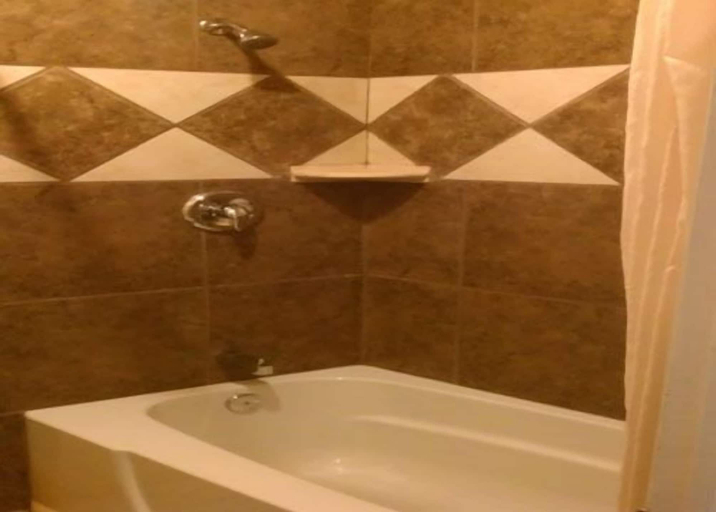 Bathroom 4, Economy Inn & Suites, Washington