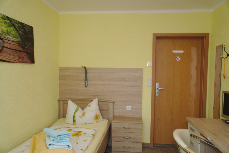 Bedroom 2, Pension Andrea, Erzgebirgskreis
