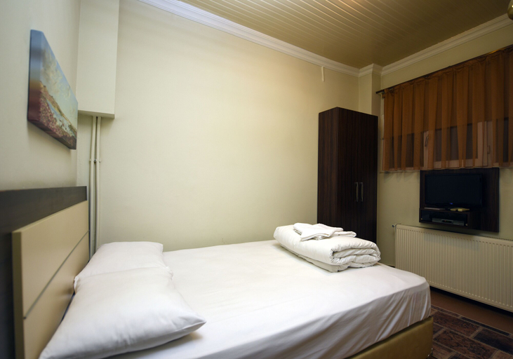Bedroom 3, Zeybek Hotel, Edremit