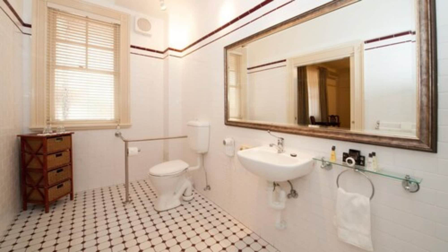 Bathroom 3, Cobb & Co Court Boutique Hotel, Mid-Western Regional - Pt A