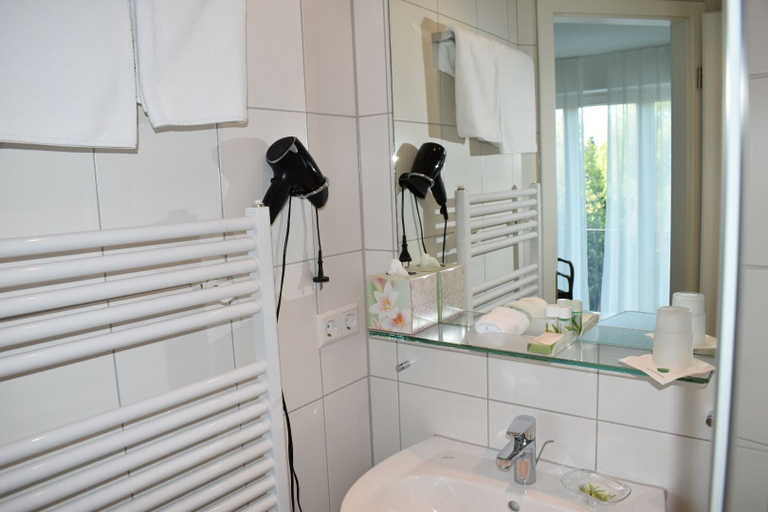 Bathroom 5, Hotel Lindenallee, Lindau (Bodensee)