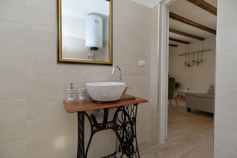 Bathroom 4, House 1833, Rovinj