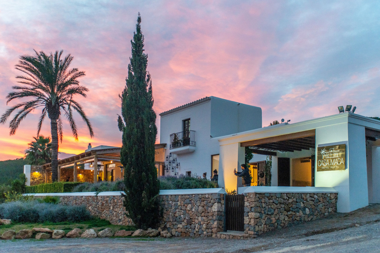 Exterior & Views