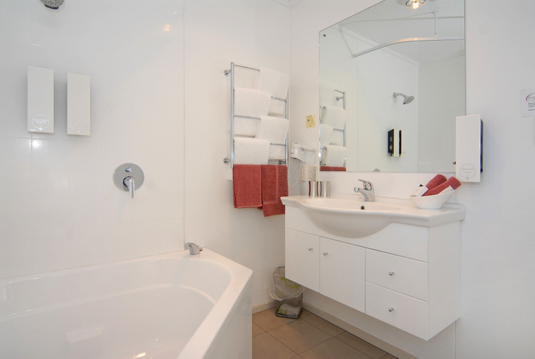 Bathroom 4, Omahu Motor Lodge, Hastings city