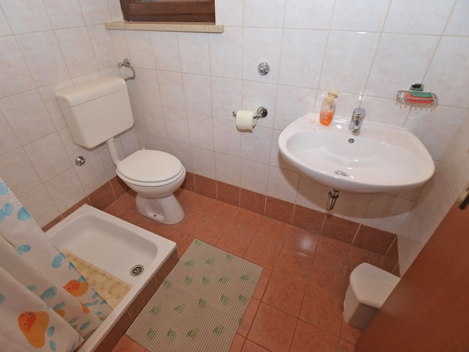 Bathroom 4, Apartment 1460, Pula