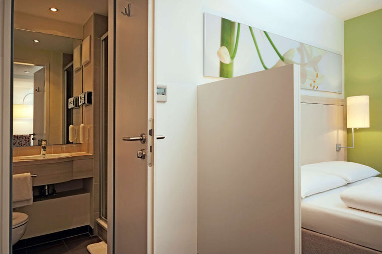 Bedroom 2, H+ Hotel München, München