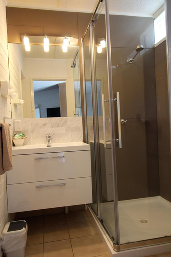 Bathroom 4, Cobram Colonial Motor Inn, Moira - West