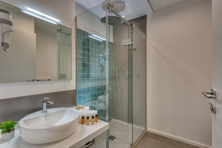 Bathroom 5, Navona Theatre Hotel, Rome