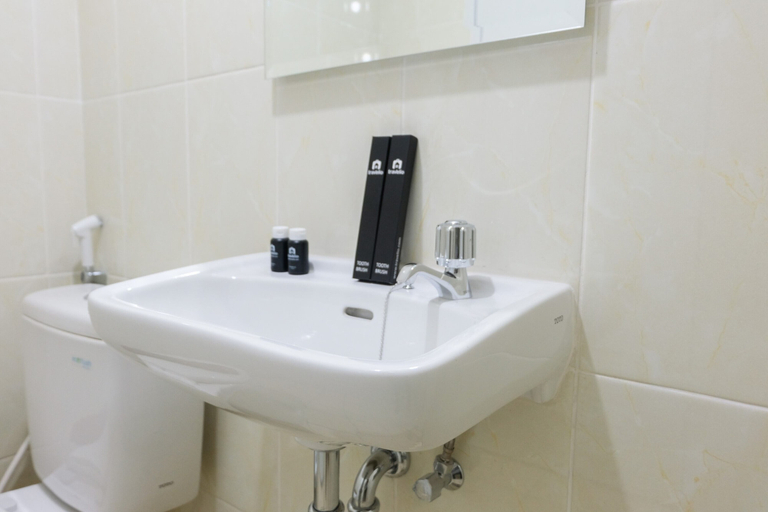 Bathroom 2, Comfortable Studio Apartment M-Town Residence, Tangerang