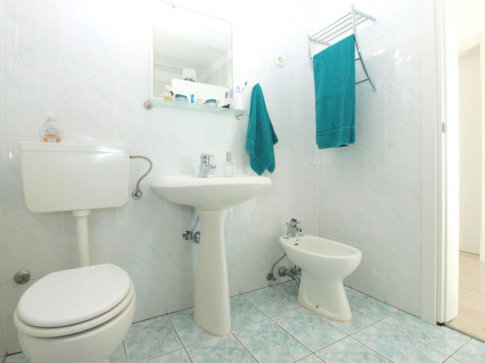 Bathroom 4, House 1823, Medulin