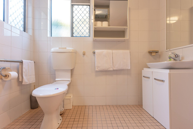 Bathroom 5, Benson Court Motel, Toowong