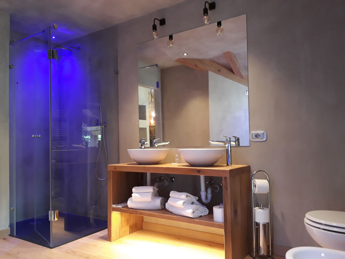 Bathroom 5, La Roccia Wellness Hotel, Trento